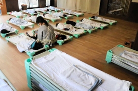 園に通う子どもが減り、昼寝の部屋もまばら。手前には使われないベッドが積まれている=9日、神戸市垂水区名谷町 園に通う子どもが減り、昼寝の部屋もまばら。手前には使われないベッドが積まれている=9日、神戸市垂水区名谷町