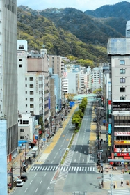 新型コロナウイルスの感染拡大で緊急事態宣言が出されて初めての週末。三宮の街は人も車も少なかった=11日午前10時48分、神戸市中央区(撮影・鈴木雅之) 新型コロナウイルスの感染拡大で緊急事態宣言が出されて初めての週末。三宮の街は人も車も少なかった=11日午前10時48分、神戸市中央区(撮影・鈴木雅之)