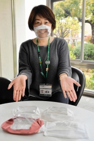 手話通訳者の口元が見えるように改良されたマスク=伊丹市千僧1、伊丹市役所 手話通訳者の口元が見えるように改良されたマスク=伊丹市千僧1、伊丹市役所