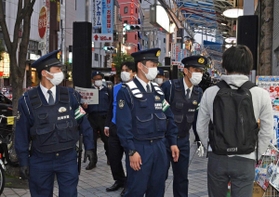 出歩く人に、不要不急の外出自粛を呼び掛ける警察官ら=17日午後6時17分、神戸市中央区北長狭通1(撮影・後藤亮平) 出歩く人に、不要不急の外出自粛を呼び掛ける警察官ら=17日午後6時17分、神戸市中央区北長狭通1(撮影・後藤亮平)