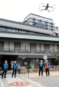 外出自粛を呼びかけるスピーカー付きの小型無人機ドローン=生田神社 外出自粛を呼びかけるスピーカー付きの小型無人機ドローン=生田神社