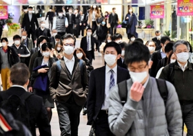 朝のラッシュ時間帯に通勤する人たち=16日、神戸市中央区 朝のラッシュ時間帯に通勤する人たち=16日、神戸市中央区