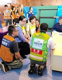 遺族役や医師役に分かれ、ロールプレイングで対応を学ぶ医師ら=2019年8月、千葉県船橋市(日本DMORT提供) 遺族役や医師役に分かれ、ロールプレイングで対応を学ぶ医師ら=2019年8月、千葉県船橋市(日本DMORT提供)