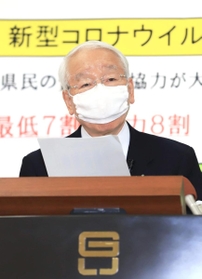緊急事態宣言から2週間となり、県民に改めて不要不急の外出自粛を呼び掛ける井戸敏三知事=21日午後、兵庫県庁(撮影・大森 武) 緊急事態宣言から2週間となり、県民に改めて不要不急の外出自粛を呼び掛ける井戸敏三知事=21日午後、兵庫県庁(撮影・大森 武)