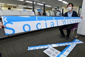 「今だけ帯」と名付けられた長さ1・8メートルの帯。感染防止のため、人と一定の距離を取ることを呼び掛ける=神戸市中央区雲井通4、キンコーズ三宮店 「今だけ帯」と名付けられた長さ1・8メートルの帯。感染防止のため、人と一定の距離を取ることを呼び掛ける=神戸市中央区雲井通4、キンコーズ三宮店