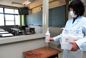 学校の再開後に教室に配る消毒液を確認する教員。再開に向けて感染予防対策が進む=23日午後、神戸市長田区寺池町1、兵庫高校(撮影・後藤亮平) 学校の再開後に教室に配る消毒液を確認する教員。再開に向けて感染予防対策が進む=23日午後、神戸市長田区寺池町1、兵庫高校(撮影・後藤亮平)