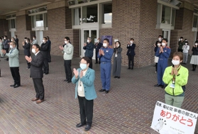 医療従事者や宝塚市民をたたえ拍手をする市職員ら=24日正午、宝塚市東洋町(撮影・風斗雅博) 医療従事者や宝塚市民をたたえ拍手をする市職員ら=24日正午、宝塚市東洋町(撮影・風斗雅博)