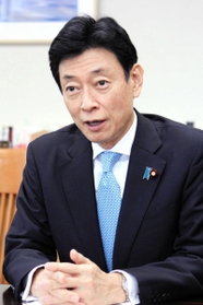 インタビューに答える西村康稔経済再生担当相=東京都千代田区(撮影・今福寛子) インタビューに答える西村康稔経済再生担当相=東京都千代田区(撮影・今福寛子)