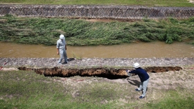 大雨により陥没したとみられる芦屋川沿いの河川敷=8日午前10時45分、芦屋市公光町(撮影・風斗雅博) 大雨により陥没したとみられる芦屋川沿いの河川敷=8日午前10時45分、芦屋市公光町(撮影・風斗雅博)
