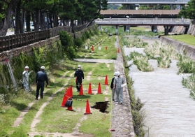 大雨により陥没したとみられる芦屋川沿いの河川敷=8日午前10時38分、芦屋市公光町(撮影・風斗雅博) 大雨により陥没したとみられる芦屋川沿いの河川敷=8日午前10時38分、芦屋市公光町(撮影・風斗雅博)