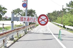 大雨の影響で冠水があったとして、通行止めされている武庫川右岸を走るアンダーパス付近の道路=西宮市小松南町1 大雨の影響で冠水があったとして、通行止めされている武庫川右岸を走るアンダーパス付近の道路=西宮市小松南町1