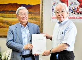 ポストコロナ社会兵庫会議の提言を井戸敏三・兵庫県知事(右)に手渡す座長の五百旗頭真・兵庫県立大理事長=8日午後、兵庫県庁 ポストコロナ社会兵庫会議の提言を井戸敏三・兵庫県知事(右)に手渡す座長の五百旗頭真・兵庫県立大理事長=8日午後、兵庫県庁