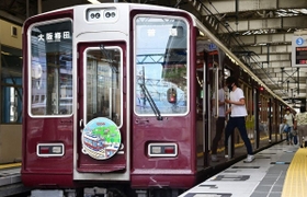 阪急神戸線100周年を祝うファミリアのオリジナルデザインを掲げた車両=10日午前、神戸市中央区、阪急神戸三宮駅(撮影・秋山亮太) 阪急神戸線100周年を祝うファミリアのオリジナルデザインを掲げた車両=10日午前、神戸市中央区、阪急神戸三宮駅(撮影・秋山亮太)