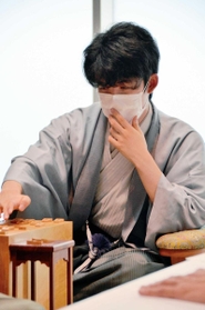 王位戦第1局に勝利し、感想戦で対局を振り返る藤井聡太七段=愛知県豊橋市、ホテルアークリッシュ豊橋 王位戦第1局に勝利し、感想戦で対局を振り返る藤井聡太七段=愛知県豊橋市、ホテルアークリッシュ豊橋