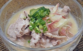 たっぷりの豚肉や野菜とともに、酒かすのコクが味わえるかす汁 たっぷりの豚肉や野菜とともに、酒かすのコクが味わえるかす汁