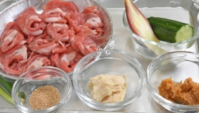 酒かすに食物繊維豊富。酒かす(写真中央手前)は不溶性食物繊維が豊富に含まれるので、便通をよくする効果が期待できる 酒かすに食物繊維豊富。酒かす(写真中央手前)は不溶性食物繊維が豊富に含まれるので、便通をよくする効果が期待できる