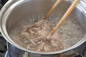 ゆで汁を生かす。豚肉のうま味成分を生かすためにゆで汁を活用する。水でも代用可 ゆで汁を生かす。豚肉のうま味成分を生かすためにゆで汁を活用する。水でも代用可