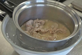 氷水で冷やしてさっぱり。みそは酒かすの味を引き立たせる。さっぱりとした豚肉は冷たい汁物に合う 氷水で冷やしてさっぱり。みそは酒かすの味を引き立たせる。さっぱりとした豚肉は冷たい汁物に合う