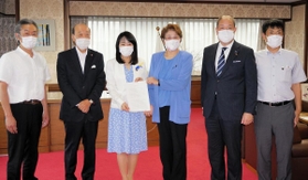 森法相(左から3人目)に要望書を手渡す兵庫県議と神戸市議=東京都千代田区 森法相(左から3人目)に要望書を手渡す兵庫県議と神戸市議=東京都千代田区