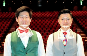 合唱団メンバーは携帯扇風機を首に掛け、マウスシールドを着けて歌った(兵庫県立芸術文化センター提供) 合唱団メンバーは携帯扇風機を首に掛け、マウスシールドを着けて歌った(兵庫県立芸術文化センター提供)