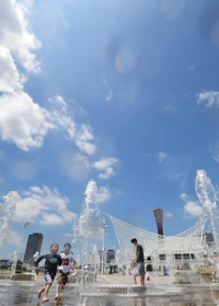 梅雨明けした青空の下で水遊びをする子どもら=31日午前、神戸市中央区、メリケンパーク 梅雨明けした青空の下で水遊びをする子どもら=31日午前、神戸市中央区、メリケンパーク
