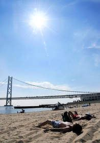 梅雨が明け、夏の日差しが照りつけるが閑散とする砂浜=31日午後、神戸市垂水区海岸通、アジュール舞子 梅雨が明け、夏の日差しが照りつけるが閑散とする砂浜=31日午後、神戸市垂水区海岸通、アジュール舞子