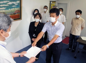 神戸市に要請書を提出する6団体の関係者=3日午前、神戸市役所 神戸市に要請書を提出する6団体の関係者=3日午前、神戸市役所