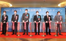 テープカットをする関西エアポートの山谷佳之社長(右から3人目)ら=5日午前、大阪空港(撮影・風斗雅博) テープカットをする関西エアポートの山谷佳之社長(右から3人目)ら=5日午前、大阪空港(撮影・風斗雅博)