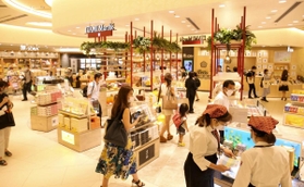 さまざまな土産物店や飲食店が並ぶ商業エリア=5日午前、大阪空港(撮影・風斗雅博) さまざまな土産物店や飲食店が並ぶ商業エリア=5日午前、大阪空港(撮影・風斗雅博)