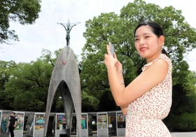 原爆の恐ろしさや命の大切さを若い世代に伝える池田穂乃花さん=広島市中区、平和記念公園 原爆の恐ろしさや命の大切さを若い世代に伝える池田穂乃花さん=広島市中区、平和記念公園