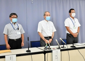 看護師が患者に重傷を負わせたことを受けて会見する、兵庫県立ひょうごこころの医療センターの田中究院長(中央)ら=兵庫県庁 看護師が患者に重傷を負わせたことを受けて会見する、兵庫県立ひょうごこころの医療センターの田中究院長(中央)ら=兵庫県庁