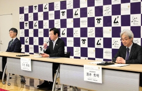 久元喜造神戸市長(中央)らが出席した記者会見では、第10回神戸国際フルートコンクールの実施要項が発表された=大阪市北区、グランフロント大阪北館 久元喜造神戸市長(中央)らが出席した記者会見では、第10回神戸国際フルートコンクールの実施要項が発表された=大阪市北区、グランフロント大阪北館