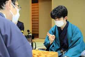 木村一基王位(左)を破り、二冠目のタイトル奪取に王手をかけた藤井聡太棋聖=5日夜、神戸市北区有馬町、旅館「中の坊瑞苑」(撮影・鈴木雅之) 木村一基王位(左)を破り、二冠目のタイトル奪取に王手をかけた藤井聡太棋聖=5日夜、神戸市北区有馬町、旅館「中の坊瑞苑」(撮影・鈴木雅之)