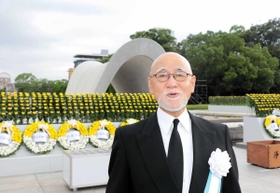 今年亡くなった母を思い、初めて神戸から平和記念式典に参列した山本裕治さん=6日午前、広島市の平和記念公園 今年亡くなった母を思い、初めて神戸から平和記念式典に参列した山本裕治さん=6日午前、広島市の平和記念公園