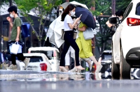 街中の路上に現れた蜃気楼の一種「逃げ水」。道行く人の足元が揺らいで見えた=6日午後、神戸市中央区 街中の路上に現れた蜃気楼の一種「逃げ水」。道行く人の足元が揺らいで見えた=6日午後、神戸市中央区
