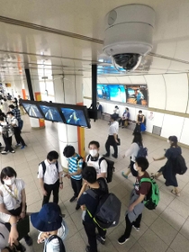 地下3階のホームに取り付けられ、滞留人数を読み取るAI搭載カメラ。混雑すれば、地下1階の改札近くで自動音声を流し、ホームに向かう乗客を直通のエスカレーターではなく、すいている階段に誘導する=7日午後、神戸市営地下鉄三宮駅(撮影・大森 武) 地下3階のホームに取り付けられ、滞留人数を読み取るAI搭載カメラ。混雑すれば、地下1階の改札近くで自動音声を流し、ホームに向かう乗客を直通のエスカレーターではなく、すいている階段に誘導する=7日午後、神戸市営地下鉄三宮駅(撮影・大森 武)