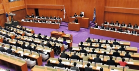 兵庫県議会(2017年撮影) 兵庫県議会(2017年撮影)