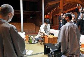 王位戦第4局で立会人の中田功八段(左)が読み上げた封じ手を指す藤井聡太棋聖(中央)。右は木村一基王位=20日午前9時2分、福岡市中央区の大濠公園能楽堂(撮影・穴井友梨) 王位戦第4局で立会人の中田功八段(左)が読み上げた封じ手を指す藤井聡太棋聖(中央)。右は木村一基王位=20日午前9時2分、福岡市中央区の大濠公園能楽堂(撮影・穴井友梨)