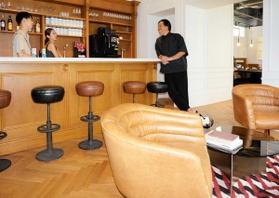 コワーキングスペースのラウンジ。右は井上盛夫社長=東京都渋谷区 コワーキングスペースのラウンジ。右は井上盛夫社長=東京都渋谷区