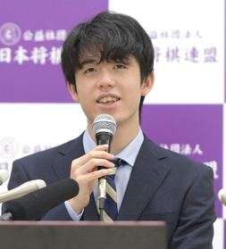 史上で最年少で二冠を達成した藤井聡太八段(資料写真) 史上で最年少で二冠を達成した藤井聡太八段(資料写真)