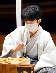 感想戦で対局を振り返る藤井聡太新王位=20日午後、福岡市中央区の大濠公園能楽堂 感想戦で対局を振り返る藤井聡太新王位=20日午後、福岡市中央区の大濠公園能楽堂