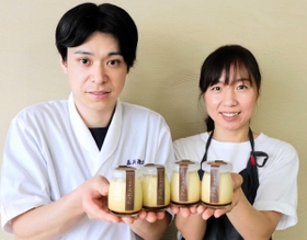 郷土の幸から生まれた「こくとろぷりん」をアピールする若旦那の土井崇史さんと若おかみの麻理子さん=洲本市五色町都志万歳 郷土の幸から生まれた「こくとろぷりん」をアピールする若旦那の土井崇史さんと若おかみの麻理子さん=洲本市五色町都志万歳