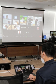 オンラインによる高砂市議会の委員会審議で、スクリーンに映し出された委員や市職員=21日午前、高砂市役所 オンラインによる高砂市議会の委員会審議で、スクリーンに映し出された委員や市職員=21日午前、高砂市役所