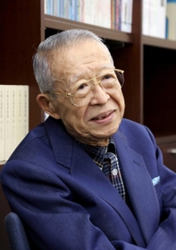 文化勲章を贈られることが決まり、記者会見で笑顔の山崎正和さん=2018年10月23日、大阪市北区 文化勲章を贈られることが決まり、記者会見で笑顔の山崎正和さん=2018年10月23日、大阪市北区