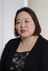 「山村さんが生きていたら、京都を舞台にした小説を書かせてもらえなかったでしょうね」と話す花房観音さん=神戸新聞社(撮影・斎藤雅志) 「山村さんが生きていたら、京都を舞台にした小説を書かせてもらえなかったでしょうね」と話す花房観音さん=神戸新聞社(撮影・斎藤雅志)