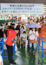 半世紀近くの営業を終え、深々と頭を下げて客を送り出すスタッフ=6日午後、姫路市西延末(撮影・小林良多) 半世紀近くの営業を終え、深々と頭を下げて客を送り出すスタッフ=6日午後、姫路市西延末(撮影・小林良多)