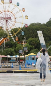 46年間の営業最終日。閉園間際にシンボルでもあった観覧車を撮影する女性=6日午後5時02分、姫路市西延末、姫路市民プール・ひめじ手柄山遊園(撮影・山本晃) 46年間の営業最終日。閉園間際にシンボルでもあった観覧車を撮影する女性=6日午後5時02分、姫路市西延末、姫路市民プール・ひめじ手柄山遊園(撮影・山本晃)