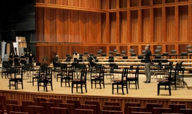 音響反射板を後ろに下げて、演奏者の人数分の椅子を並べ、配置などを確認した=西宮市高松町、兵庫県立芸術文化センター 音響反射板を後ろに下げて、演奏者の人数分の椅子を並べ、配置などを確認した=西宮市高松町、兵庫県立芸術文化センター