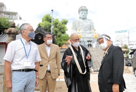 兵庫大仏で知られる能福寺を視察した北村誠吾地方創生担当大臣(右)ら=神戸市兵庫区北逆瀬川町 兵庫大仏で知られる能福寺を視察した北村誠吾地方創生担当大臣(右)ら=神戸市兵庫区北逆瀬川町