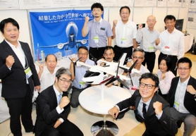 「空飛ぶクルマ」の実現へ結束を固めるスカイリンクテクノロジーズの森本高広社長(手前右)と神戸エアロネットワークの経営者ら=4日、神戸市中央区港島中町6 「空飛ぶクルマ」の実現へ結束を固めるスカイリンクテクノロジーズの森本高広社長(手前右)と神戸エアロネットワークの経営者ら=4日、神戸市中央区港島中町6